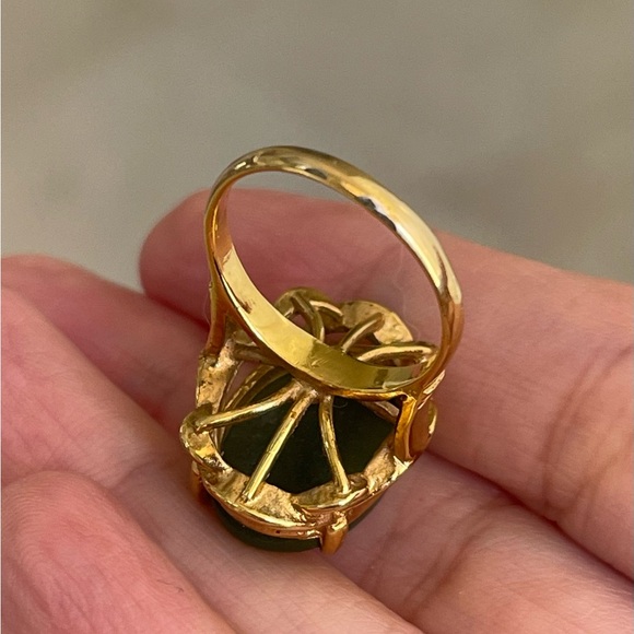 Nephrite jade color cabochon gold tone cocktail ring - Picture 10 of 11